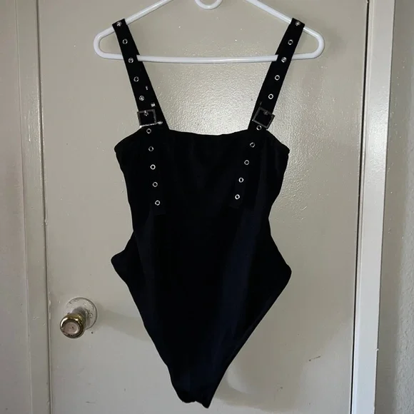 Pretty Little Thing Black Buckle Strap Thong Bodysuit 🌺 - Picture 3 of 11